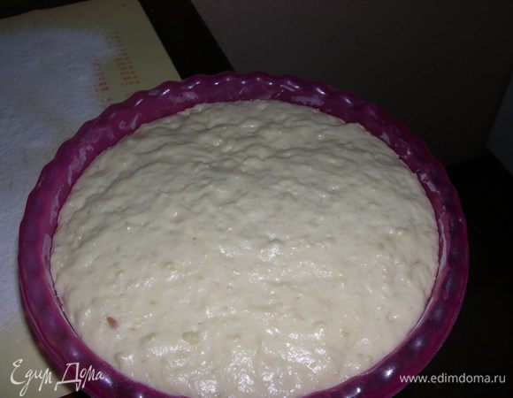 Тесто поставьте в теплое место. Я ставлю в теплую микроволновку, там хорошо подходит тесто. Дайте тесту подойти несколько раз — в идеале 3 раза.