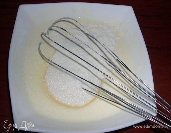 Приготовьте намазку: в миску положите сметану, яйца, сахар, соду и муку, перемешайте. Готово!