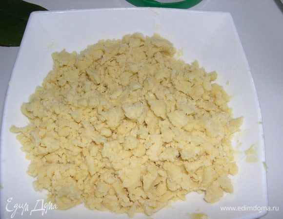 Приготовьте посыпку — штрейзель: в миске смешайте масло, муку и сахар. Я делала без сахара. Тщательно перемешайте пальцами до получения комочков–крошек.