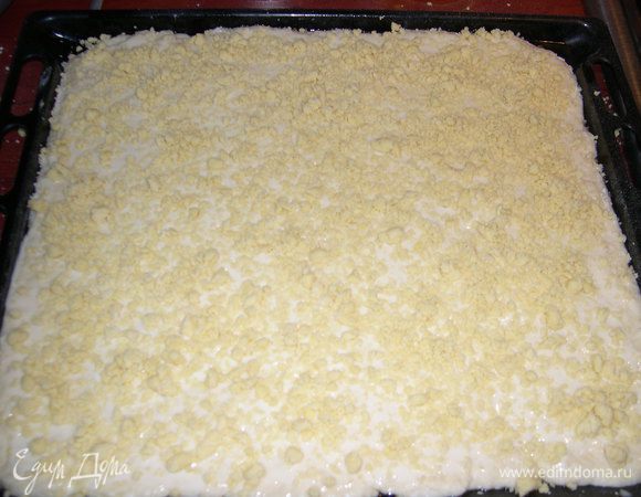 Посыпьте штрейзелем тесто. А вот теперь я посыпаю сахаром. Вообще, немцы рекомендуют делать именно так, но некоторые добавляют сахар сразу в посыпку. 