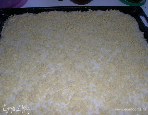 Поставьте пирог в разогретую до 50°C духовку на 15 минут, а потом на 180°C на 20–25 минут. Запах по квартире шикарный!