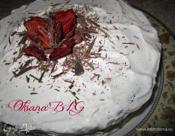 Если в круглой форме, порезать на коржи, перемазать взбитой сметаной с сахаром. Украсить по желанию.