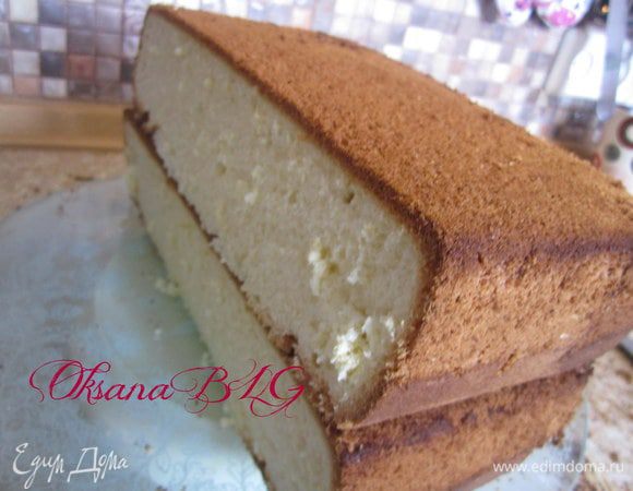 Бисквит разрезать пополам.