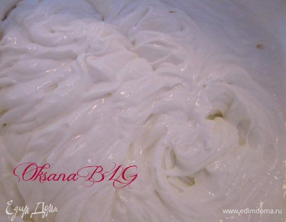 Сметану взбить с сахаром, добавить мягкий творог.