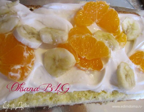 Коржи  переложить сметаной с фруктами.