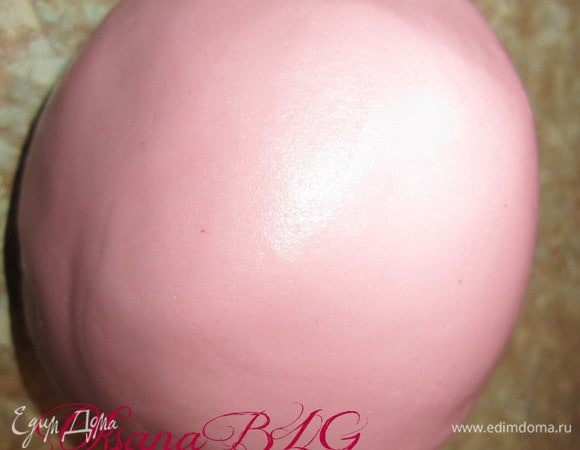 Приготовить мастику по рецепту http://www.edimdoma.ru/recipes/35717 Мастику можно готовить заранее, например если вы торт планируете покрывать вечером, утром можно подготовить мастику и сделать из нее твердые или объемные детали, оставить их сохнуть. В этом тортике я делала ручки и бант заранее.