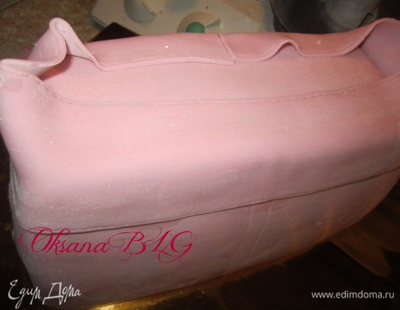 Смазав водой прикрепить на верх торта.