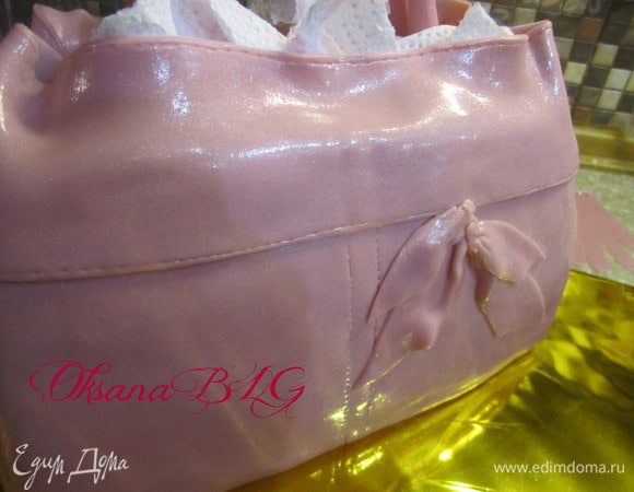 Прикрепить полосочки для бантика.