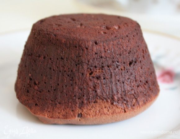 Только что приготовленной тесто готовиться в духовке 12  минут, из холодильника 14, если замороженное - 16. оставить на 30 секунд подышать (и им и Вам для выработки силы воли))) Сервировать либо в формочке, либо выложить на тарелку.