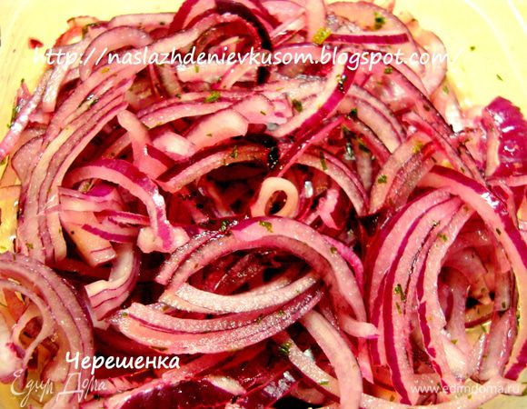 Лук порезать полукольцами как можно тоньше, сложить в мисочку, залить соком половинки лайма, посыпать рубленой зеленью, сахаром и солью. Все хорошенько перемешать, закрыть крышкой и поставить в холодильник на 2-3 часа… Кстати, рекомендую сделать побольше, т.к. сам по себе маринованный лук – это отличная закуска, которую можно кушать просто так или добавлять как гарнир к мясу и рыбе, а так же он будет прекрасным дополнением в салаты…