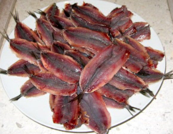 Помыть и почистить кильку. Нам нужно только филе: отрезать голову, открыть, как книжку, и срезать хребет. Хвостик нужно оставить. Именно ему блюдо обязано своим названием.