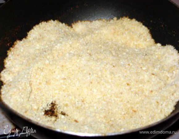 Разогреть в сковороде 4 ст.ложки оливкового масла и на нём подрумянить панировочные сухари. Делать это надо на слабом огне, постоянно помешивая, чтоб сухари не подгорели. Перенести готовые сухари в мисочку.

