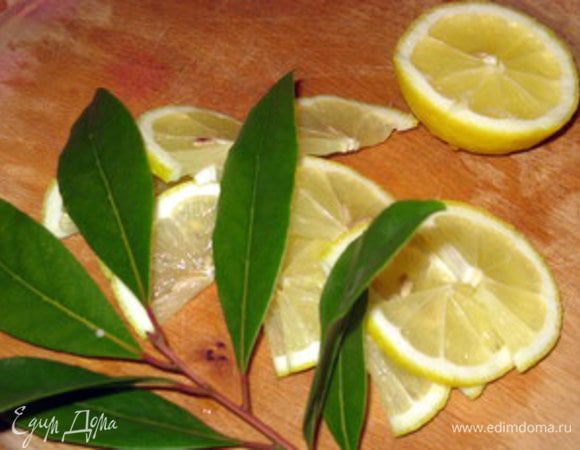 Добавить в сухари изюм, петрушку, анчоусы и кедровые орешки, сахар, соль и перец по вкусу. Я не добавляю орешки, у меня на них аллергия,но добавляю пару ложек тёртого пармезанского сыра. Хорошо перемешать все ингредиенты.

Нарезать лимоны.
