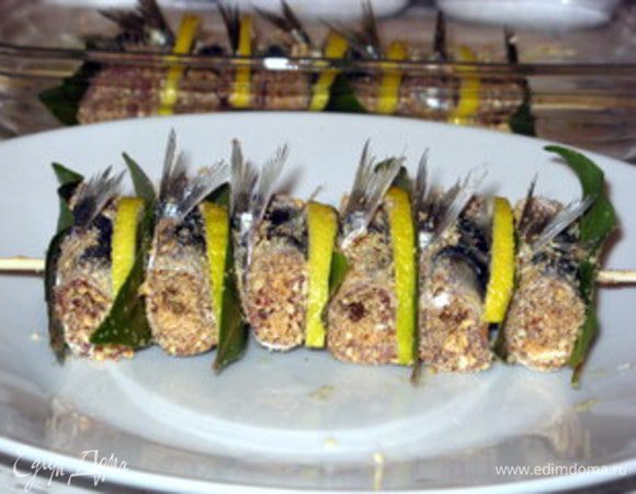 Продолжить так со всеми остальными кильками, чередуя их с лимоном и лавровым листом,надевая по несколько штук на одну шпажку.