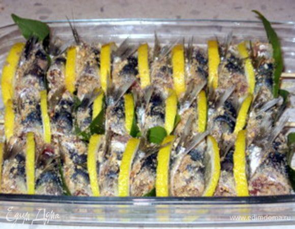 Смазать форму оливковым маслом. Разместить шпажки с килькой, присыпать слегка оставшимися сухарями.