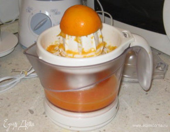 Приготовить соус. Выжать сок апельсинов, добавить  сахар по вкусу и немного оливкового масла. 