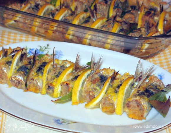 Этим соусом полить кильку и запечь в разогретой до 200°  духовке 20-25 минут.