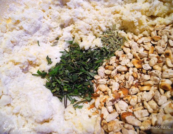 Обжарить на сухой сковородке кедровые орешки (у меня был жмых, который остаётся после отжима масла из кедровых орешков, очень удачен в выпечке - вкус и аромат остаются, но не так жирно, как орешки). Смешать муку, сахар, соль, орешки, мелко нарубленные листочки розмарина и семена фенхеля (Юля их не добавляла, а у меня они как раз были, и я решила добавить и не пожалела).