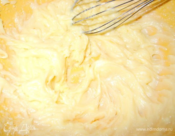 Взбить в крем сливочное масло с сахарной пудрой и ликером.