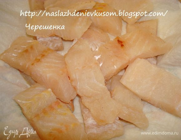 Рыбу порезать на длинные полоски, примерно 2см на 7-8см, толщиной около 1см…