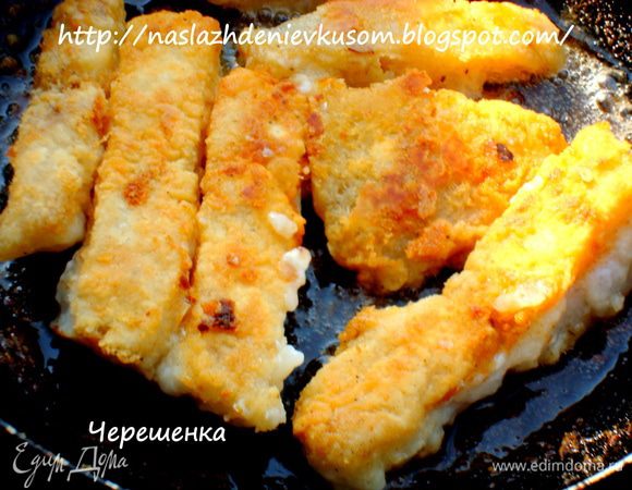 Приготовить маринад, смешав для этого все ингредиенты… Рыбу сложить в миску, добавить маринад, все хорошо перемешать, закрыть крышкой и поставить в холодное место на 2-3 часа (можно и дольше). Затем каждый кусочек рыбки обвалять в муке и обжарить на раскаленном растительном масле до золотистого цвета… Готовую рыбу выкладываем на бумажные полотенца для того, чтобы убрать лишний жир…