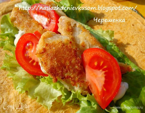 Сверху кладем помидоры, порезанные полукольцами и маринованный лук…