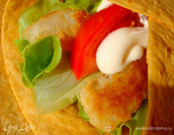 Еще раз от души поливаем соусом, заворачиваем тортильяс снизу, чтобы не «убежала» начинка, а затем заворачиваем по кругу… Получился вот такой конвертик… Здорово, правда?!!! Угощайтесь сами и угощайте своих родных и близких!!! Приятного аппетита!!!