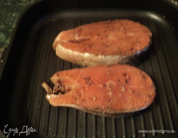 Жарить на разогретой сковородке-гриль по 5 мин с каждой стороны. Если стейки толщиной более 1.5см,  необходимо дополнительно поставить их на 10мин в духовку, разогретую до 180 градусов.