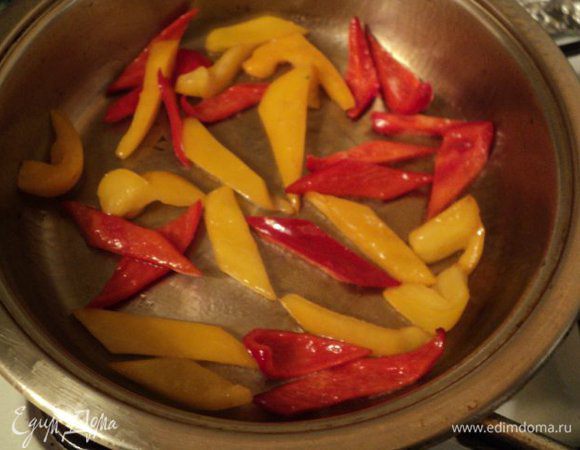 Гарнировать можно салатом или овощами. У меня болгарский перец, порезанный полосками и припущенный на оливковом масле.  Готовый перец взбрызнуть бальзамическим уксусом.                                                                                                              