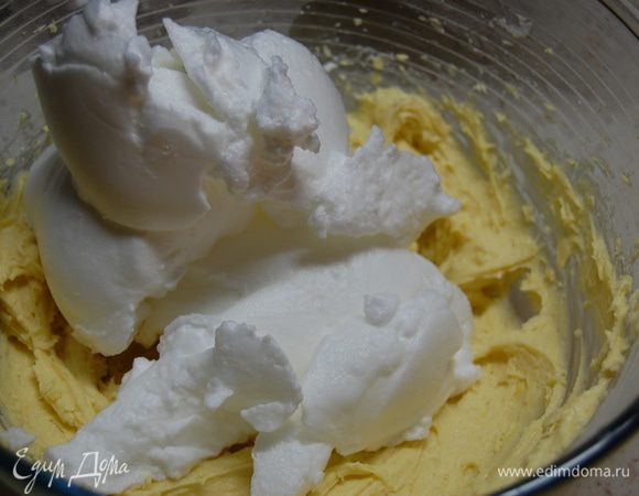 Добавить муку с разрыхлителем. Перемешать. Белки взбить в крепкую пену, добавить к тесту, аккуратно перемешать.
