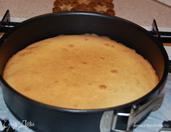 Выпекать 20-25минут при 175°С. Готовому коржу дать остыть.