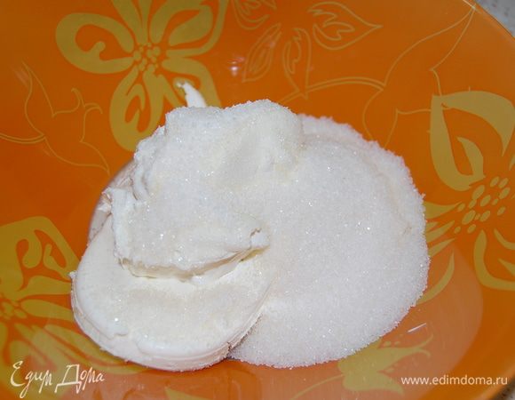 Приготовим крем. Сливочный сыр, сметану, сахар и миндальный ликер перемешать.