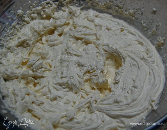 Сливки взбить с загустителем до образования плотной массы. Добавить в сливочный крем. Взбить.