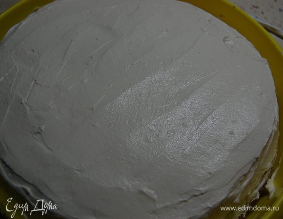 Намазать корж кремом...