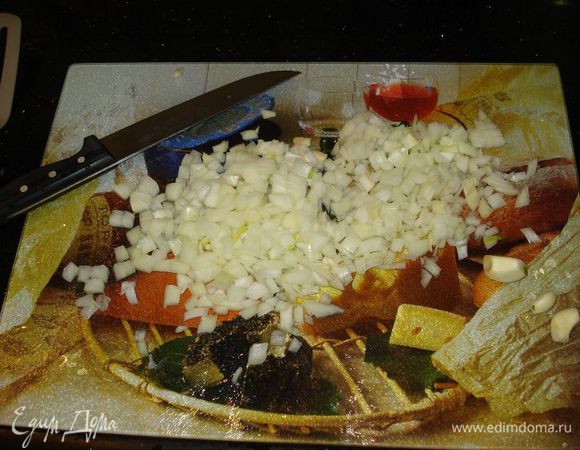 нарезаем лук и мясо кубиками