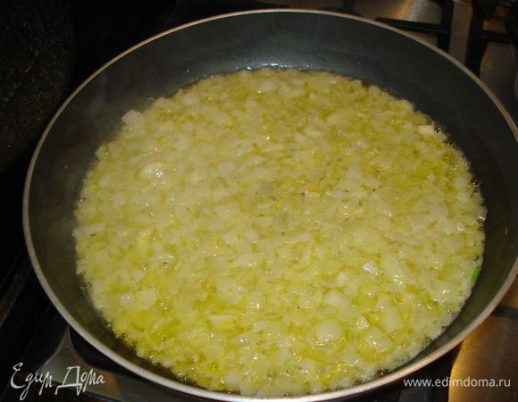 на разогретой сковороде смешиваем сливочное и оливкое масло,и обжариваем лук до золотистого цвета
