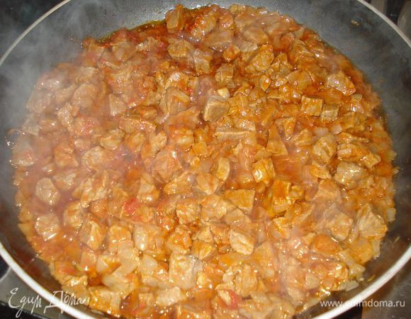 добавляем мясо и хорошо прожариваем,следом добавляем томатную пасту и чеснок.Когда мясо прожарится с томатной пастой,добавляем воды,чтоб покрыть мясо и тушим на медленном огне до готовности