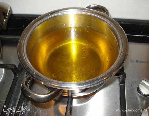 Пока мясо готовится,займемся баклажанами.Берем кастрюлю и подогреваем наше подсолнечное масло.
