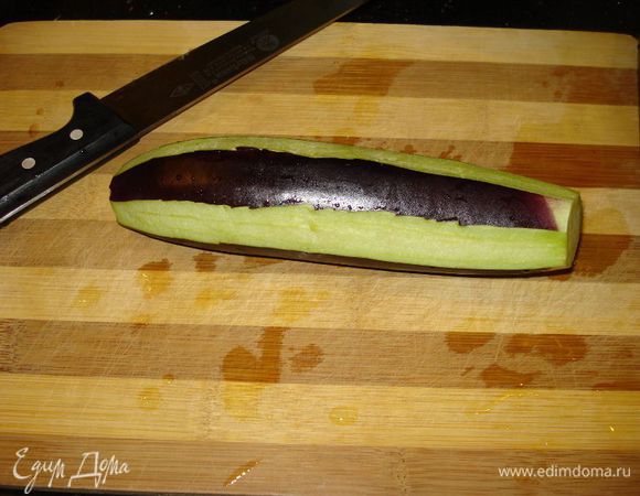 Баклажаны очищаем как на фото и нарезаем кубиками