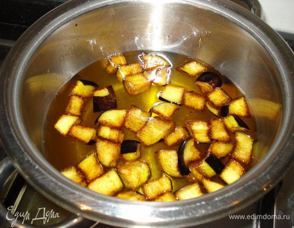 В разогретое масло,порциями выкладываем баклажаны и обжариваем,как во фритюре