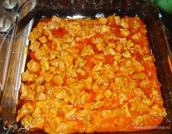 Когда мясо приготовиться,выкладываем его в форму для запекания или противень