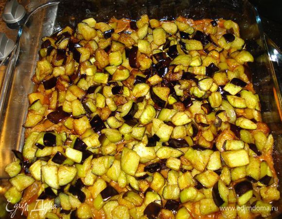 Обжаренные баклажаны выкладываем на мясо