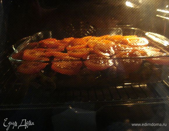 нарезать помидоры колечками и выкладываем поверх баклажан. 
Ставим наше блюдо в предварительно разогретую духовку до 170 грд,и выпекаем около 20-30 мин,пока помидоры не запекутся.
