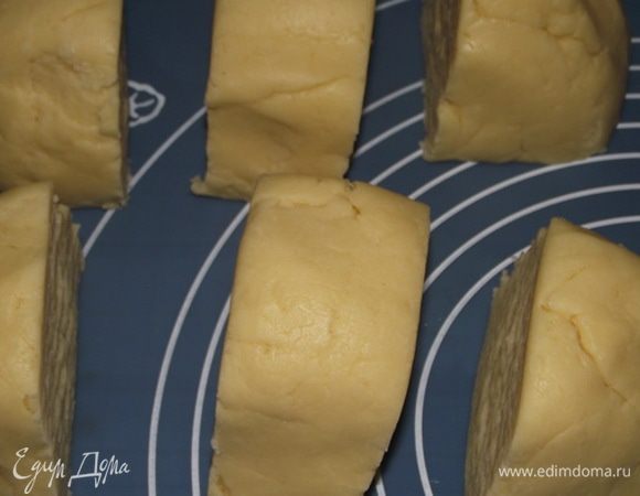 Разделить тесто на 6 частей
Поместить куски в холодильник на 30 минут( обычно я помещаю в морозилку на 10 минут ) 