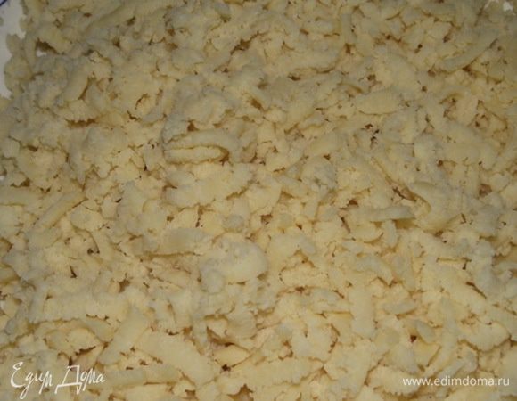 Готовим первый корж:
Взять 1 кусок и натереть на терке