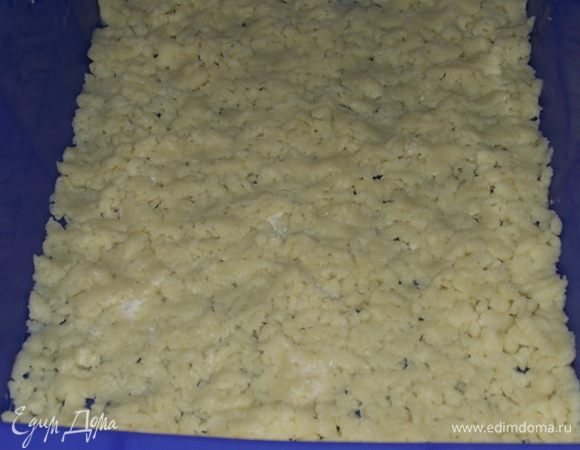 Взять форму и высыпать натертое тесто ,равномерно распределив его ровным слоем,легонько утрамбовать.
P.S.Форму нужно брать не менее 28 см ,так как у меня форма была меньше и мне пришлось использовать 4 куска теста.Иначе пляцок будет высоким.