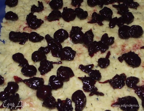 На тесто насыпать вишню