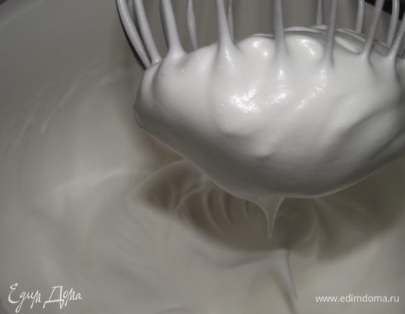 В это время приготовить белковую массу:
Взбить белки с сахарной пудрой в высокие пики