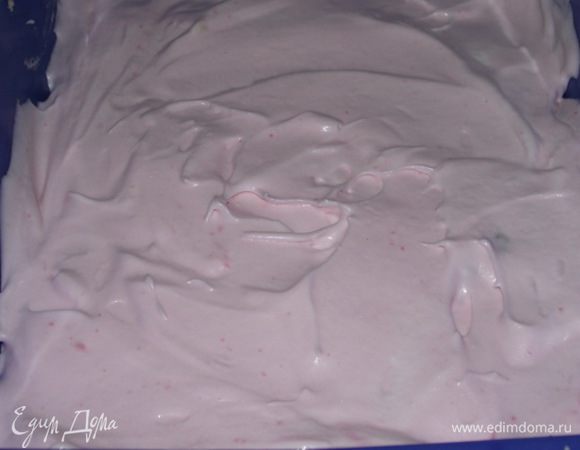 1\3 этой массы выложить сверху вишни с орехами