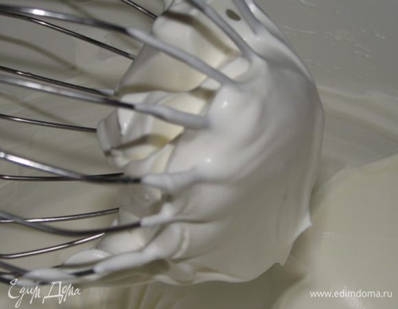 Приготовить крем:
Сливки взбить до пышноты и добавить сгущенку.Все взбить до густоты,но не перебейте ,так как сливки превратятся в масло